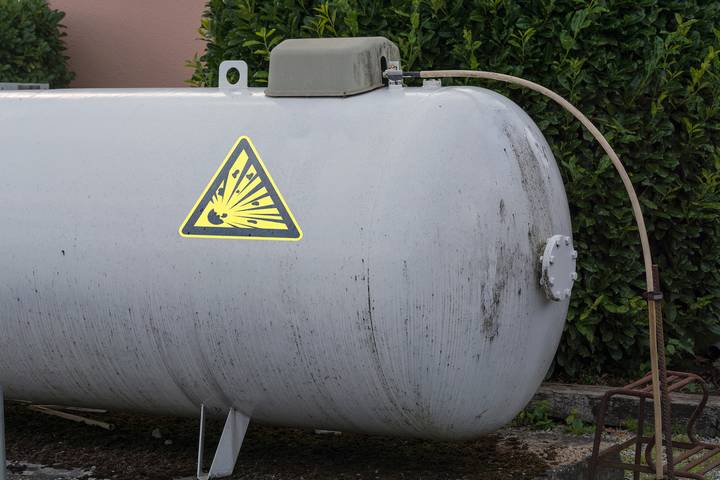 Propane tank safety tips cover storage, tank sizes, transportation, maintenance, and emergency preparedness for maximum safety.